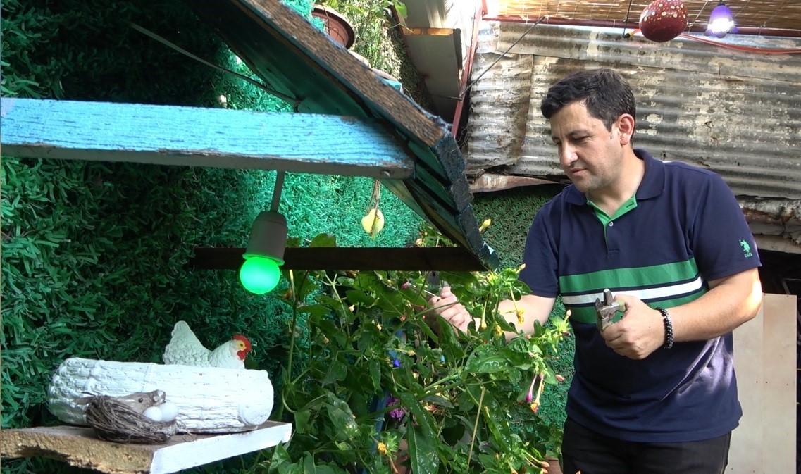 Osmaniye’de sıcaklığa bahçesinde kurduğu yağmurlama sistemiyle çözüm buldu