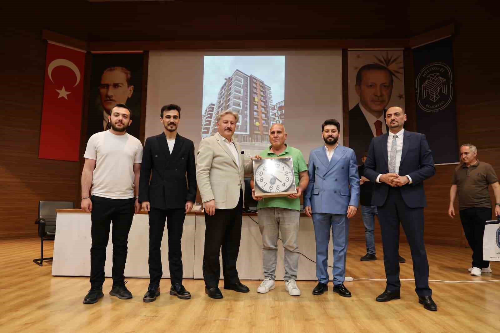 Melikgazi Belediyesi, Battalgazi’deki hak sahiplerini yeni evlerine kavuşturdu