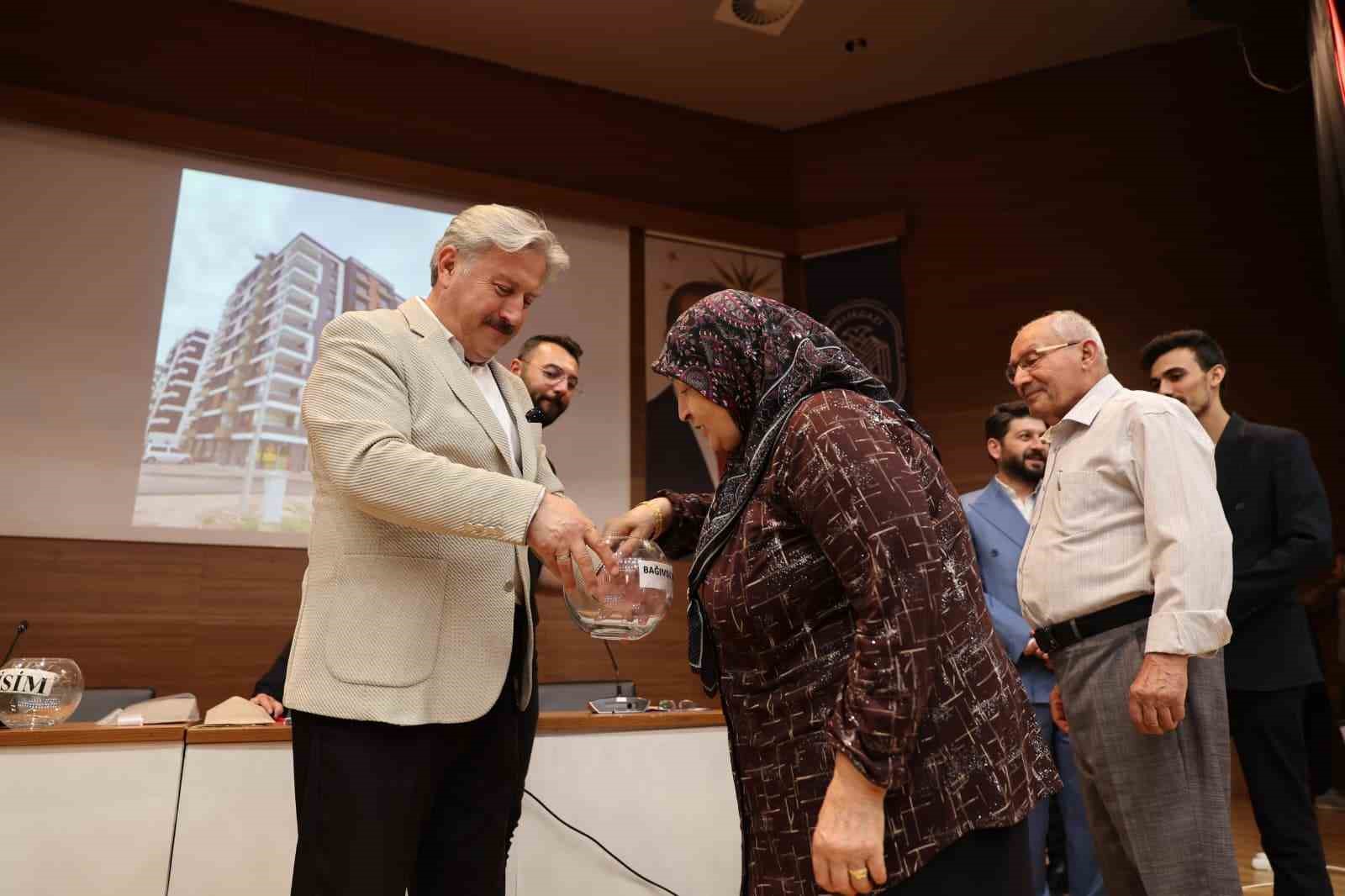 Melikgazi Belediyesi, Battalgazi’deki hak sahiplerini yeni evlerine kavuşturdu