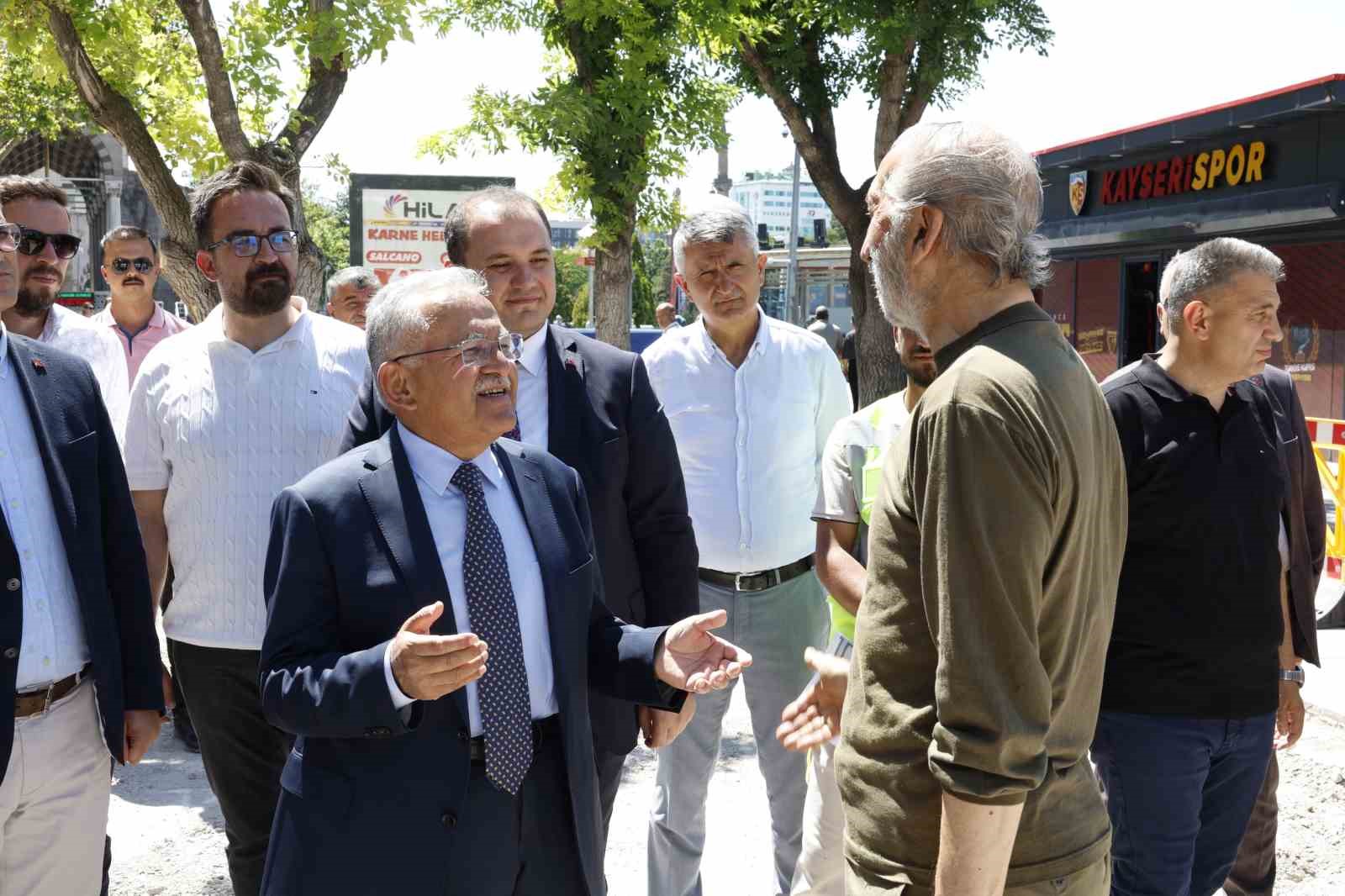 Başkan Büyükkılıç’tan Cumhuriyet Meydanı’ndaki büyük dönüşüme yakın takip