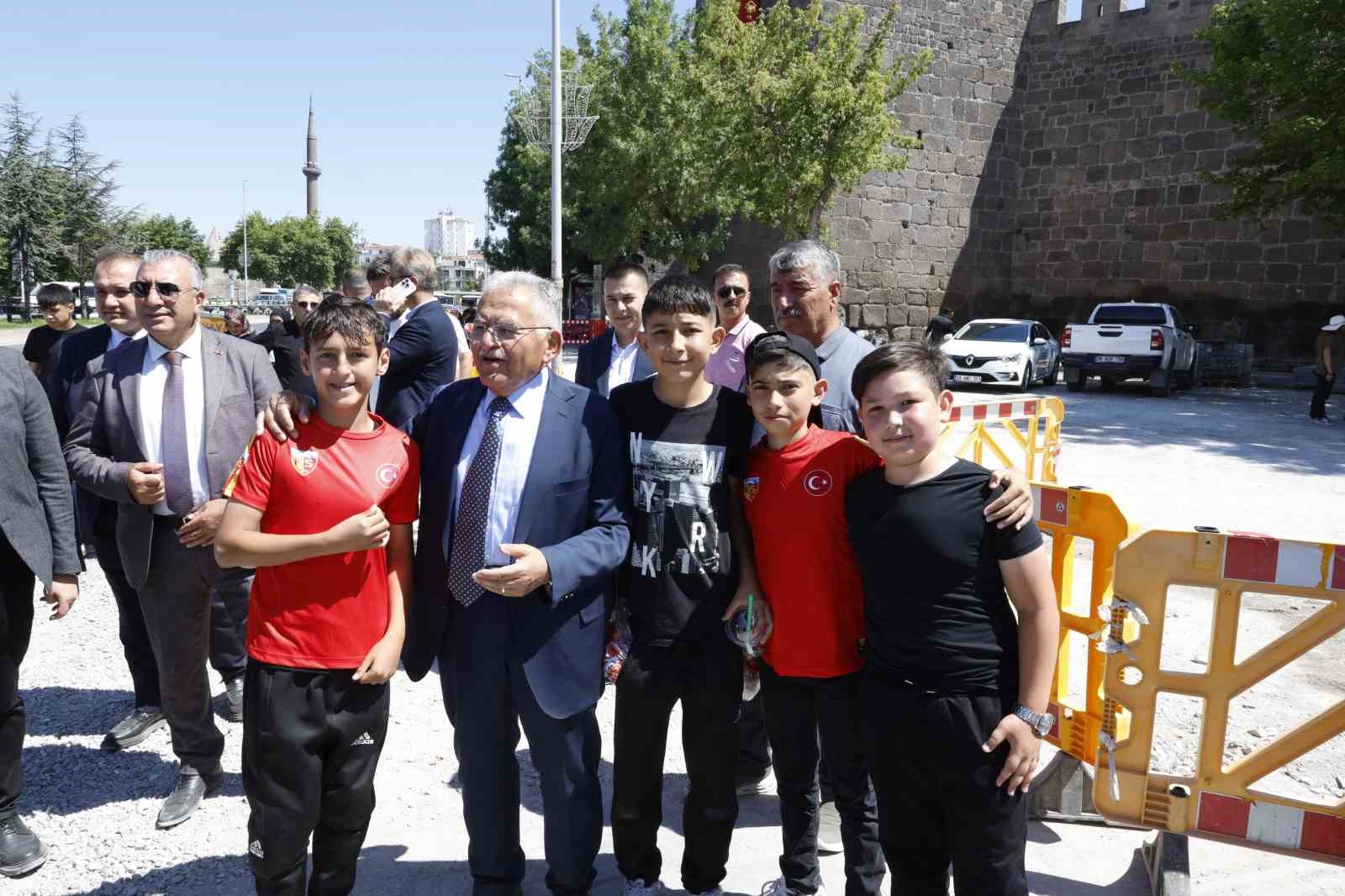 Başkan Büyükkılıç’tan Cumhuriyet Meydanı’ndaki büyük dönüşüme yakın takip