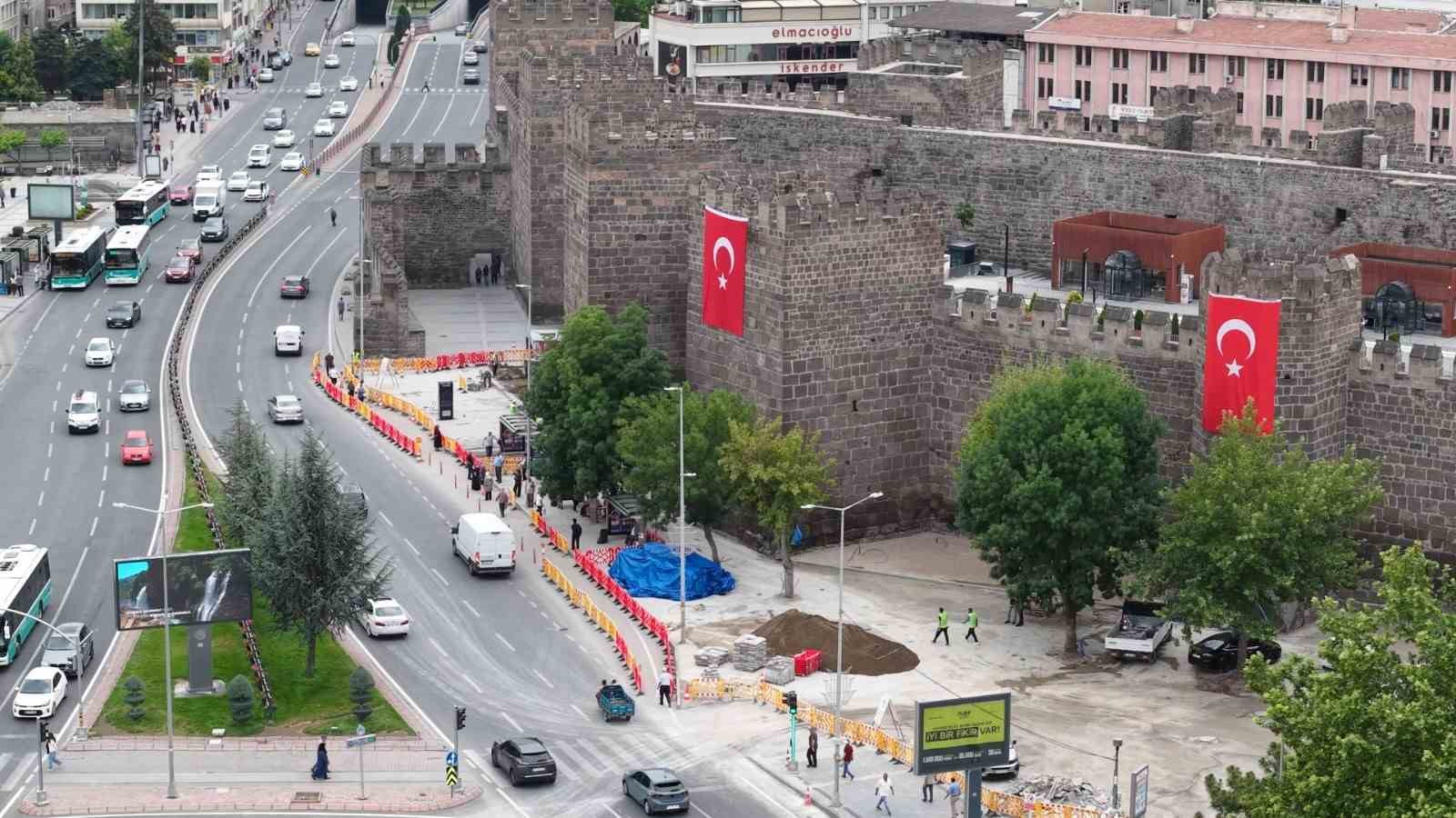 Başkan Büyükkılıç’tan Cumhuriyet Meydanı’ndaki büyük dönüşüme yakın takip
