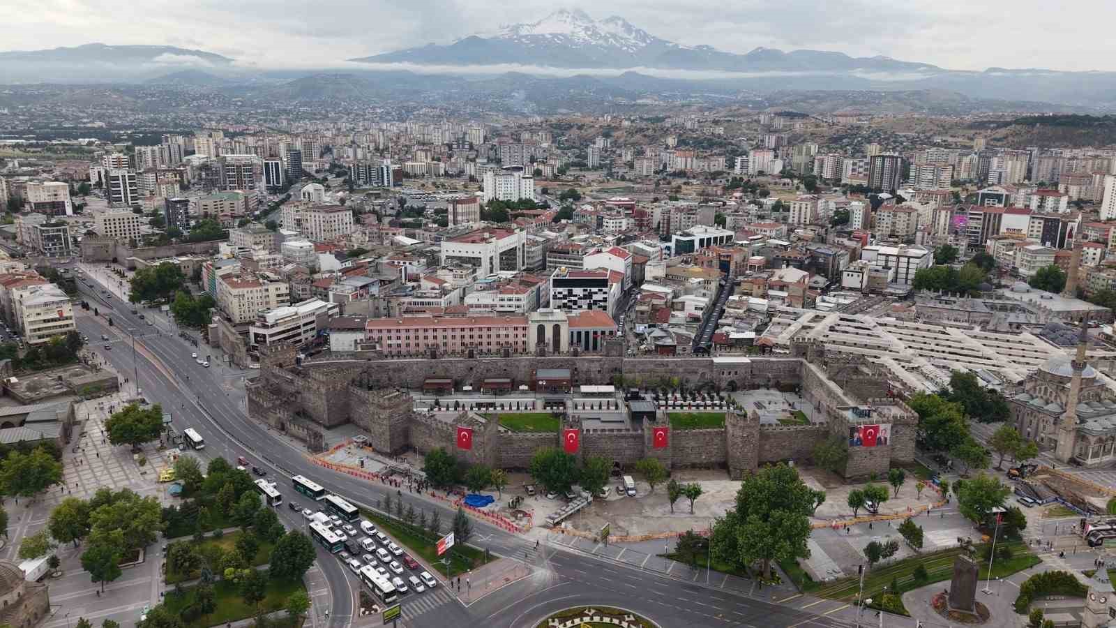 Başkan Büyükkılıç’tan Cumhuriyet Meydanı’ndaki büyük dönüşüme yakın takip