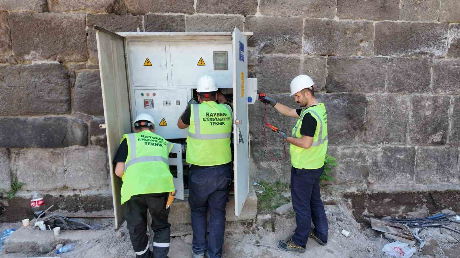 Başkan Büyükkılıç’tan Cumhuriyet Meydanı’ndaki büyük dönüşüme yakın takip