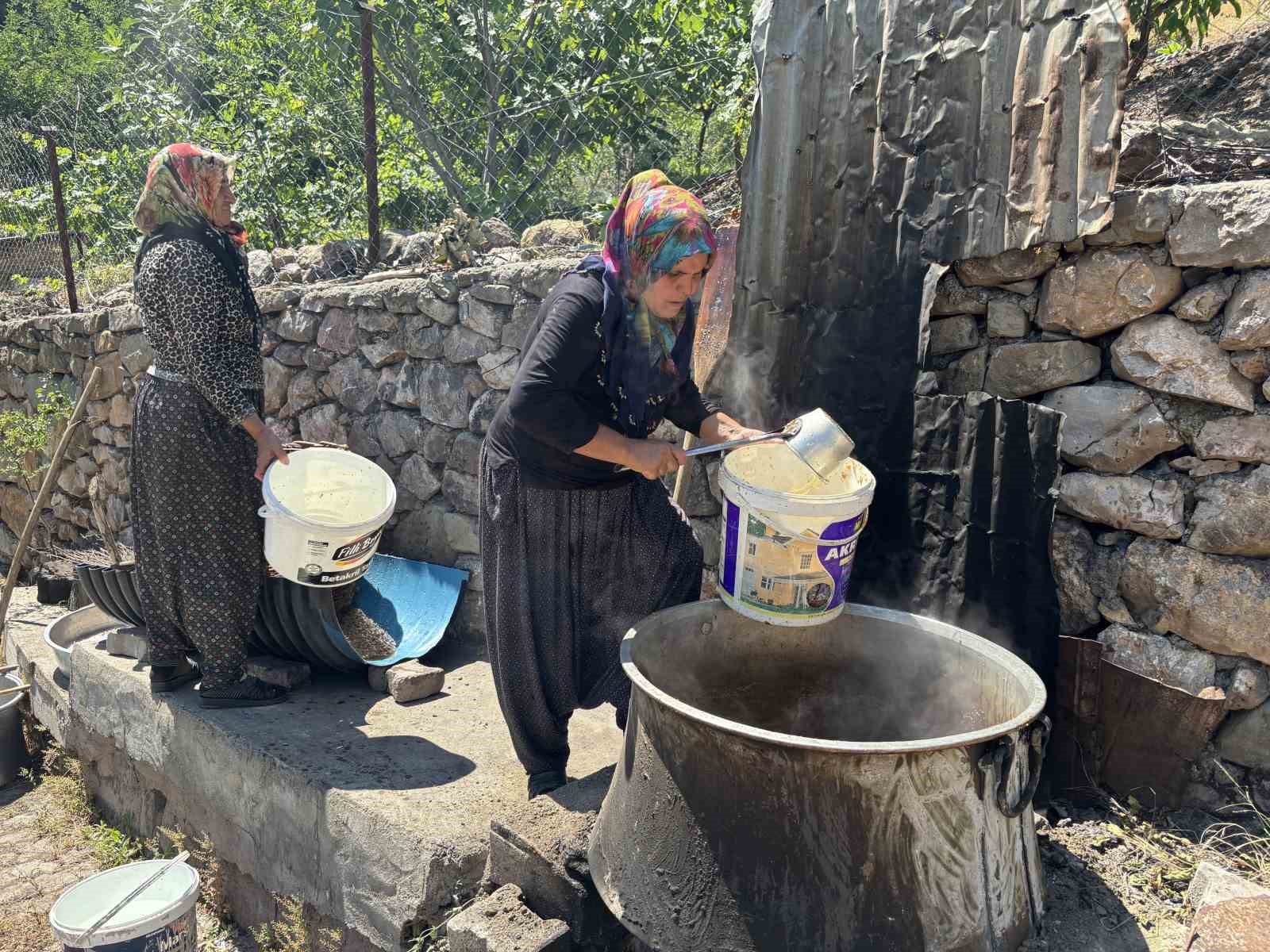 Servi köyünde asırlık gelenek yaşatılıyor: Dut pekmezi büyük emeklerle hazırlanıyor