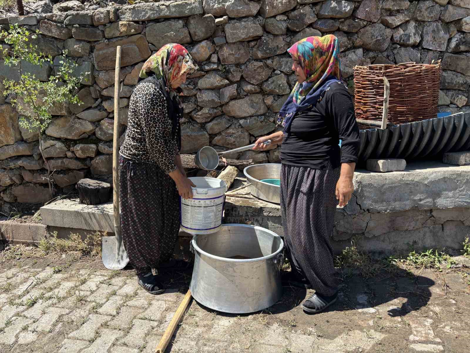 Servi köyünde asırlık gelenek yaşatılıyor: Dut pekmezi büyük emeklerle hazırlanıyor