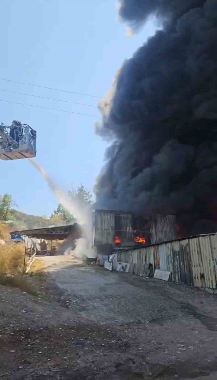 Kocaeli’de iş yerinde çıkan yangına müdahale ediliyor