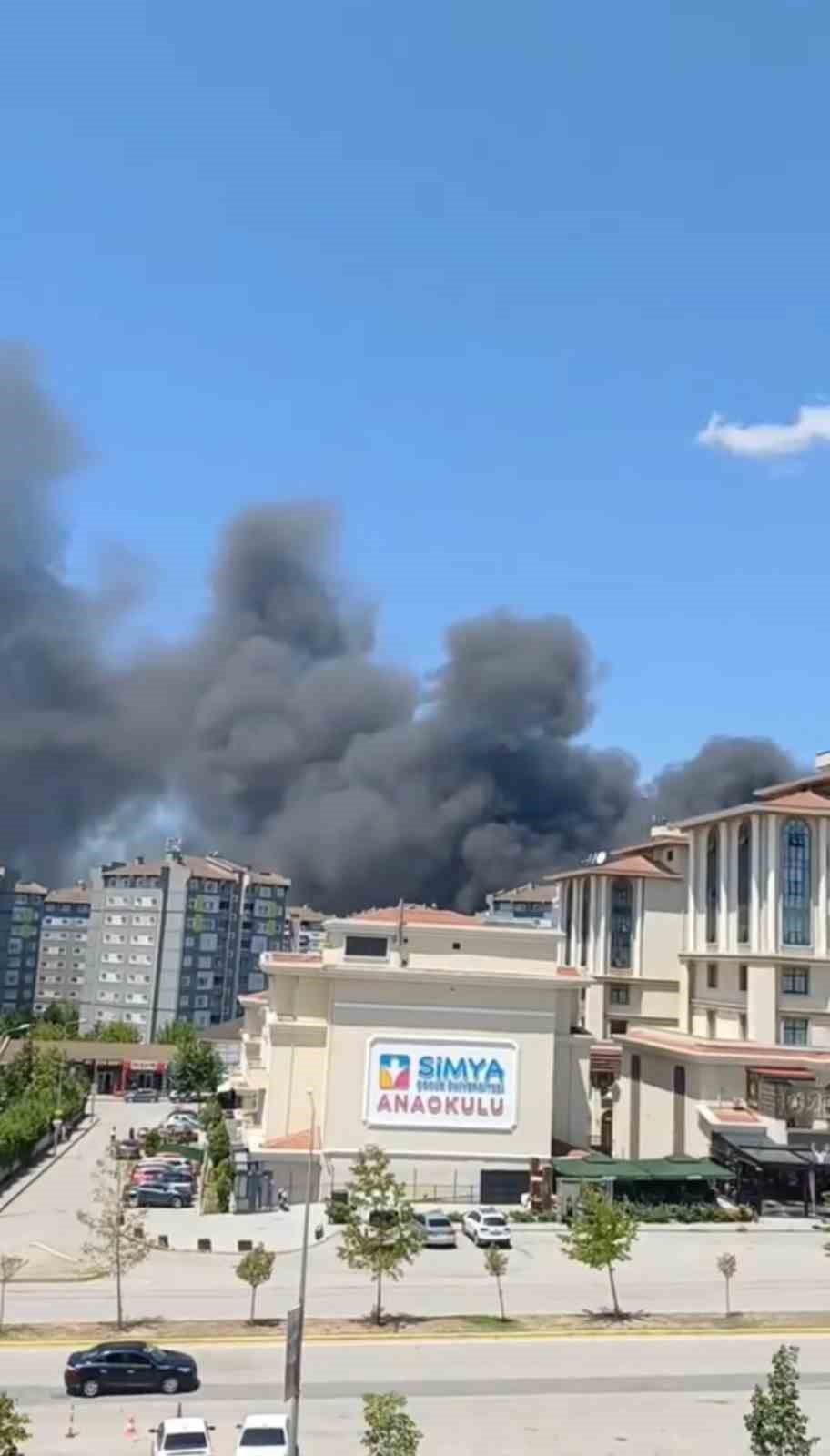 Kocaeli’de iş yerinde çıkan yangına müdahale ediliyor
