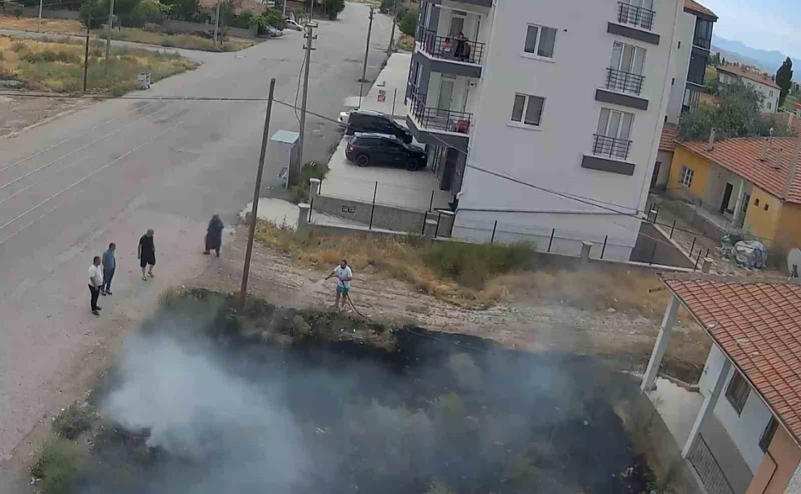 Çocukların maytapla çıkardığı ot yangını kamerada