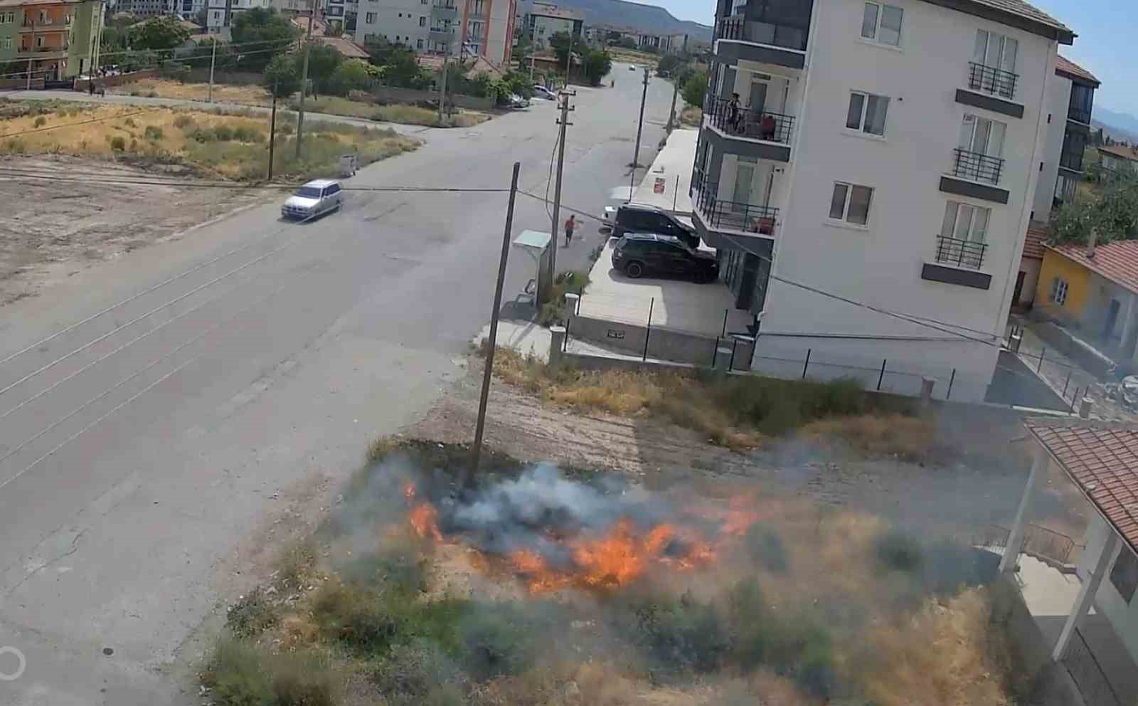 Çocukların maytapla çıkardığı ot yangını kamerada