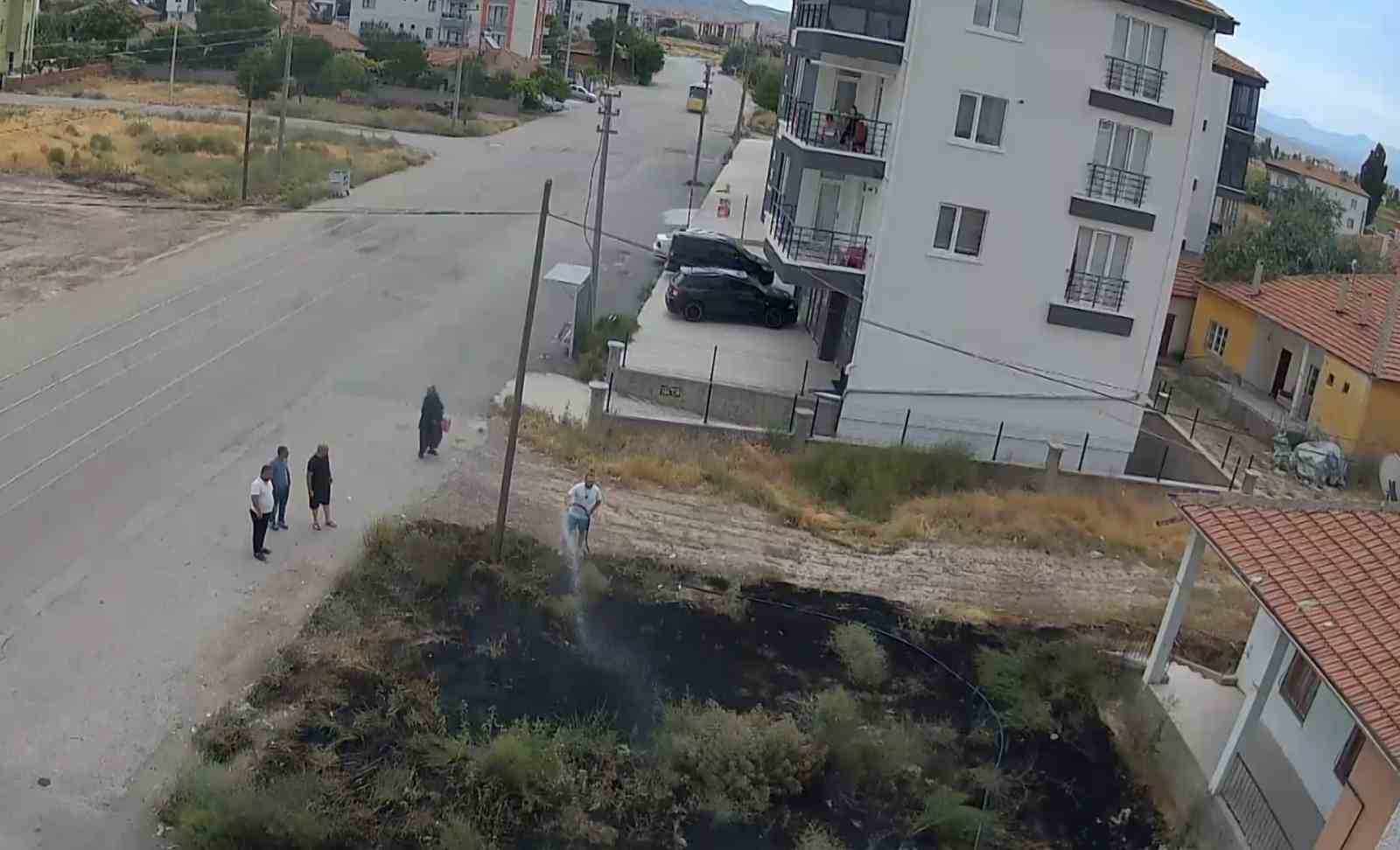 Çocukların maytapla çıkardığı ot yangını kamerada