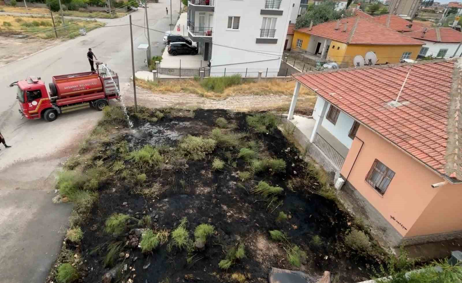 Çocukların maytapla çıkardığı ot yangını kamerada