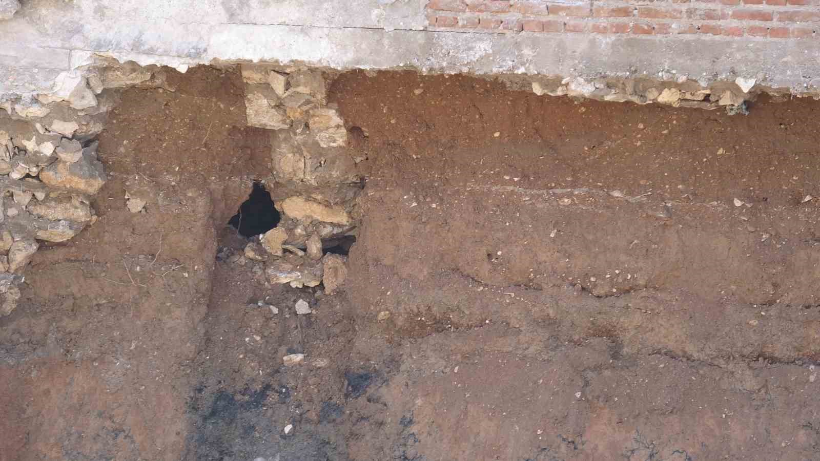 Temelindeki göçük sonrası apartman mühürlendi