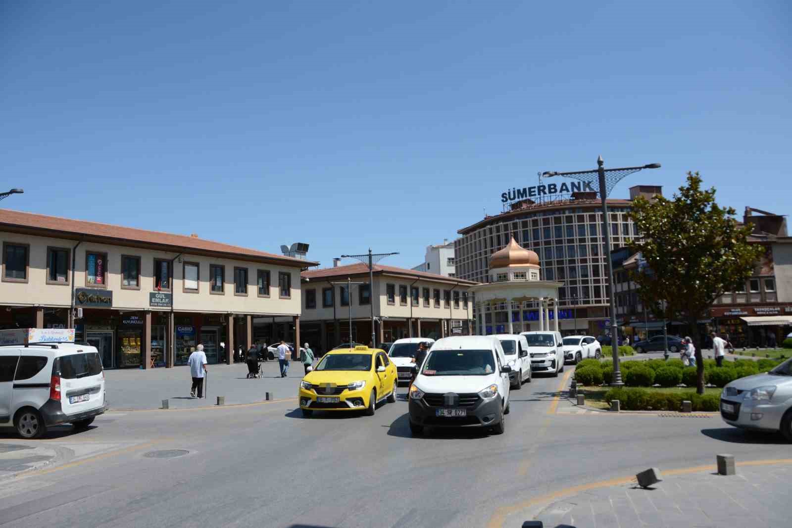 Balıkesir’de şehir merkezine giren tır trafiği felç etti