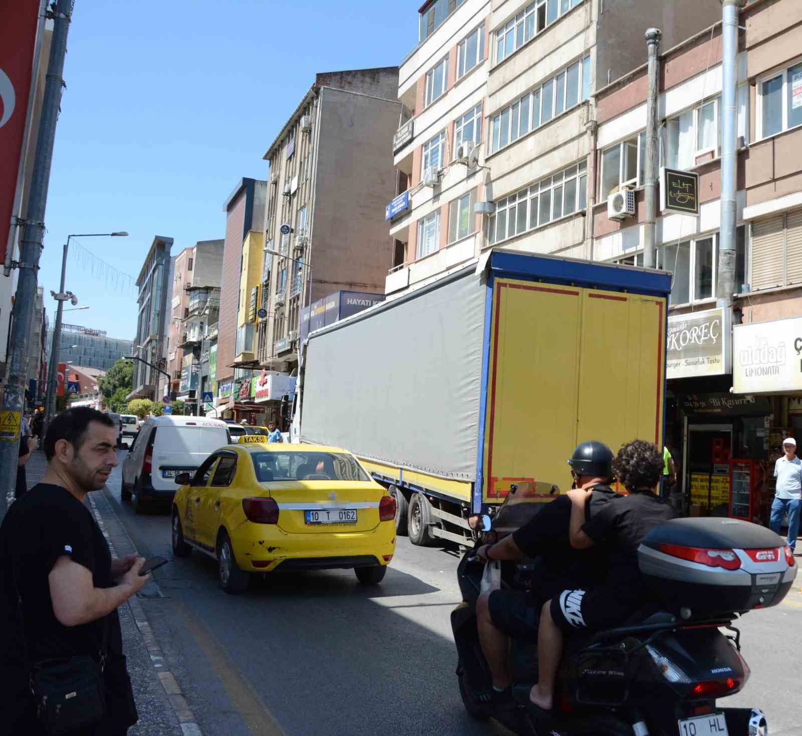 Balıkesir’de şehir merkezine giren tır trafiği felç etti
