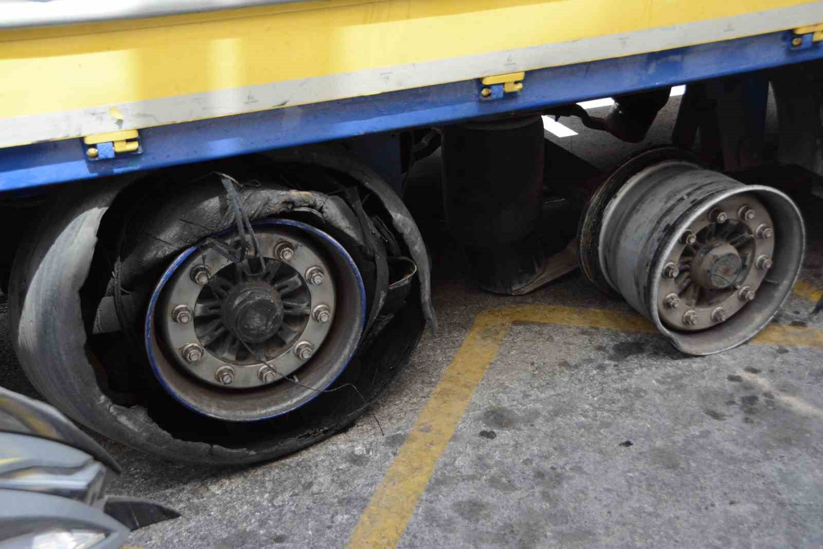 Balıkesir’de şehir merkezine giren tır trafiği felç etti
