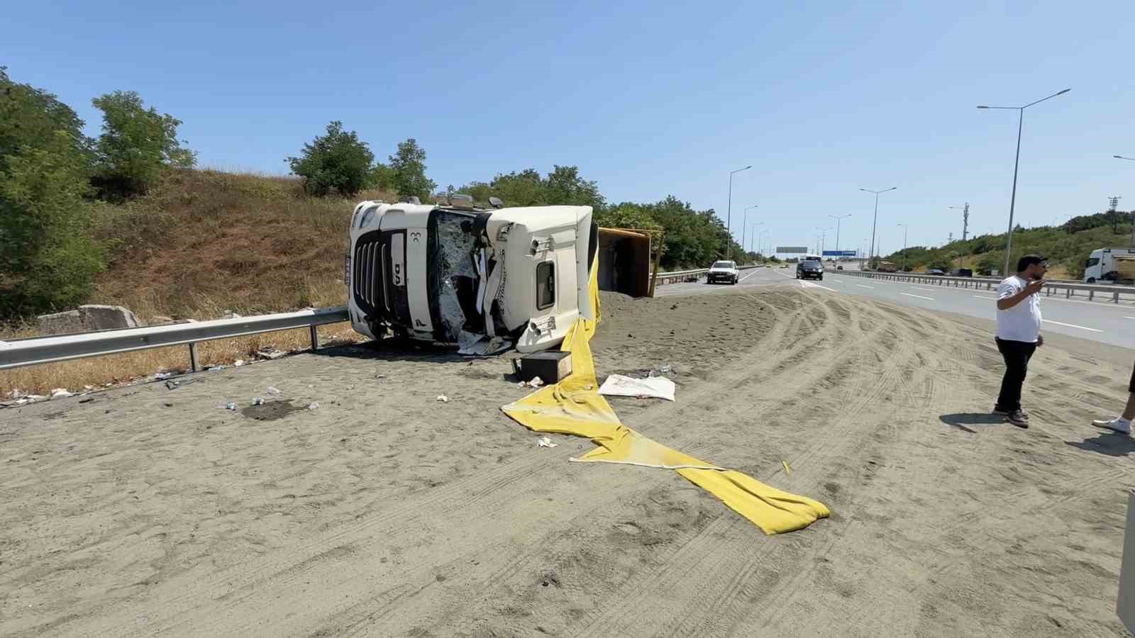 Hafriyat kamyonu VIP servis minibüsüne çarpıp devrildi