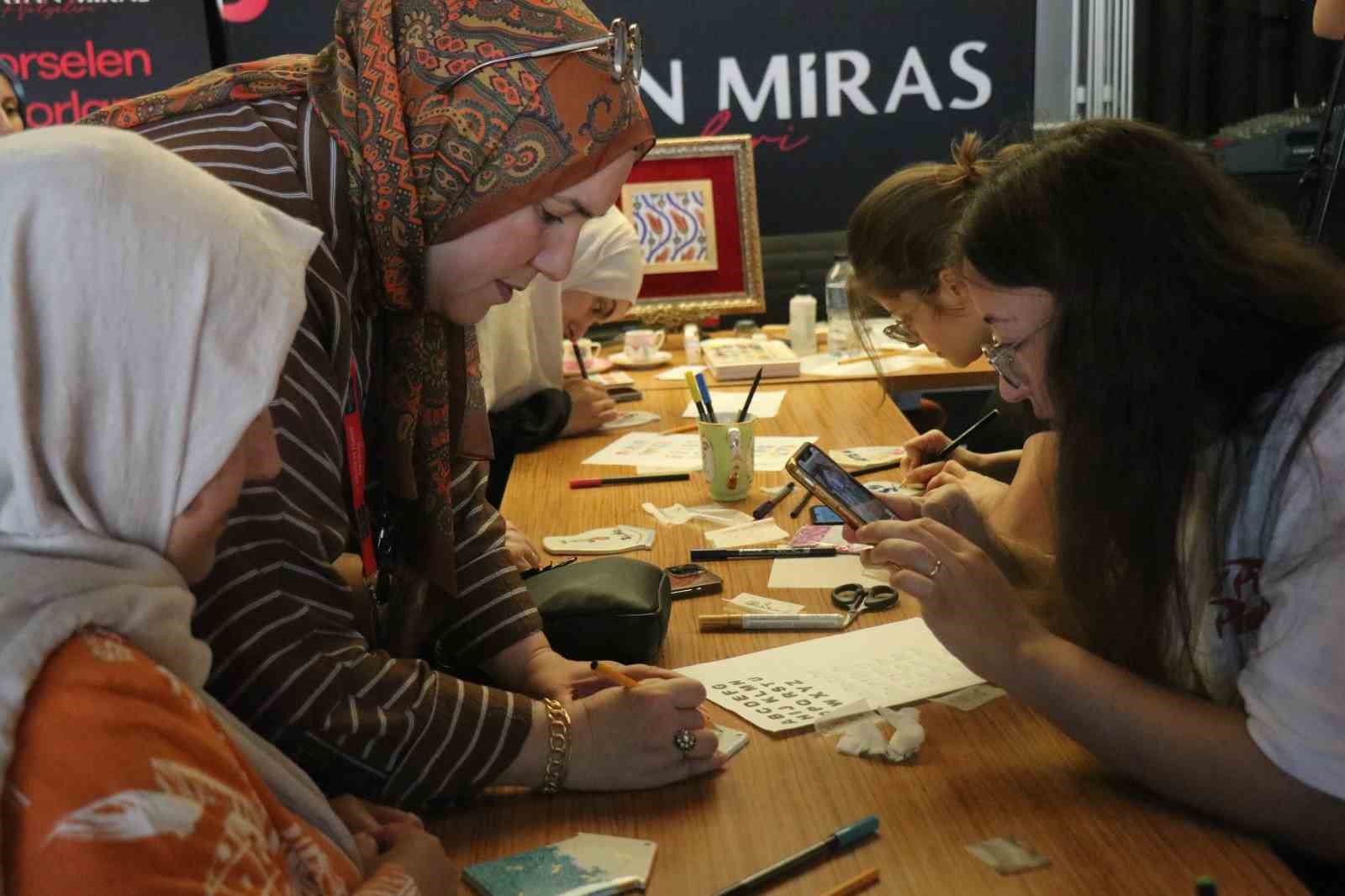 Sakarya Kültür Yolu Festivali’nde kadınlar porselen dekorlama atölyesinde buluştu
