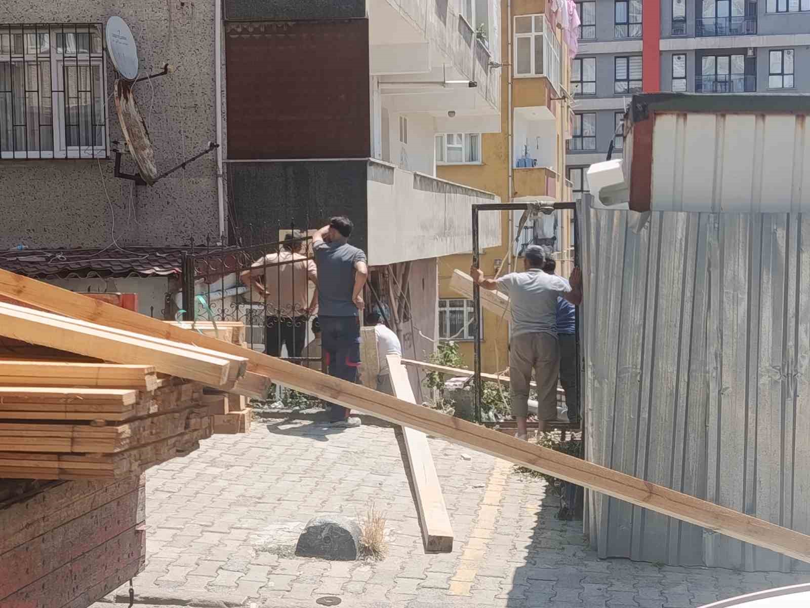 Küçükçekmece’de inşaat çalışması sırasında merdiven çöktü: Evlerinde mahsur kalan vatandaşları itfaiye kurtardı