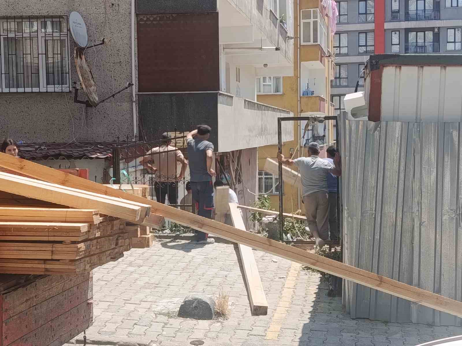 Küçükçekmece’de inşaat çalışması sırasında merdiven çöktü: Evlerinde mahsur kalan vatandaşları itfaiye kurtardı