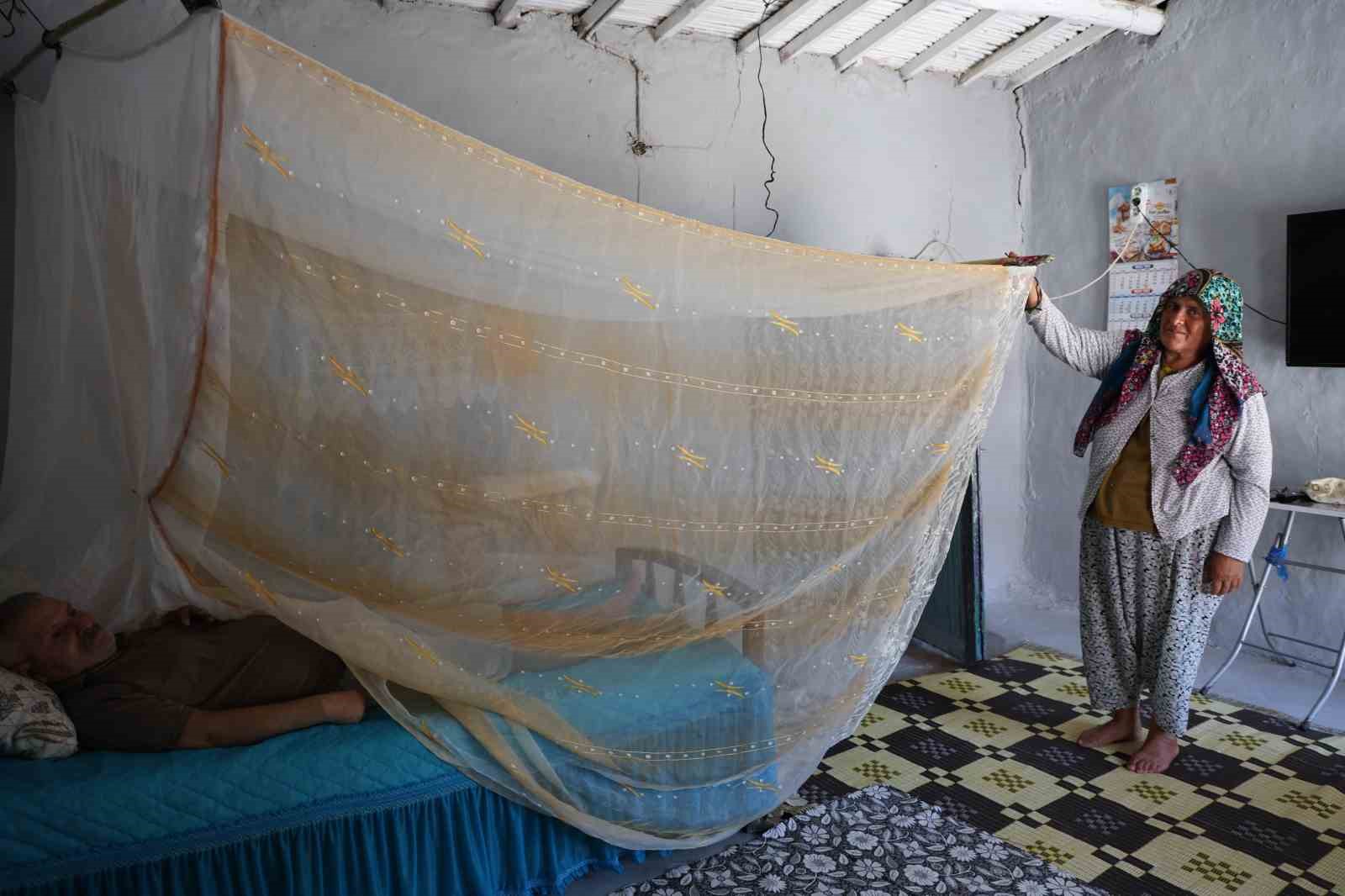 Felçli eşinin rahat etmesi için başında sinek nöbeti tutuyor