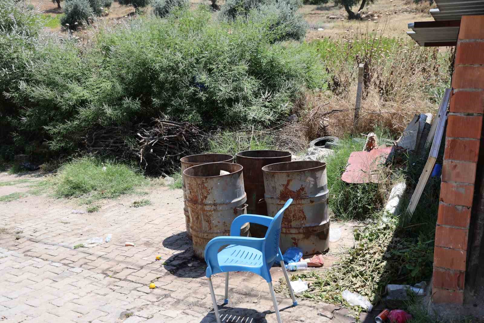 Felçli eşinin rahat etmesi için başında sinek nöbeti tutuyor