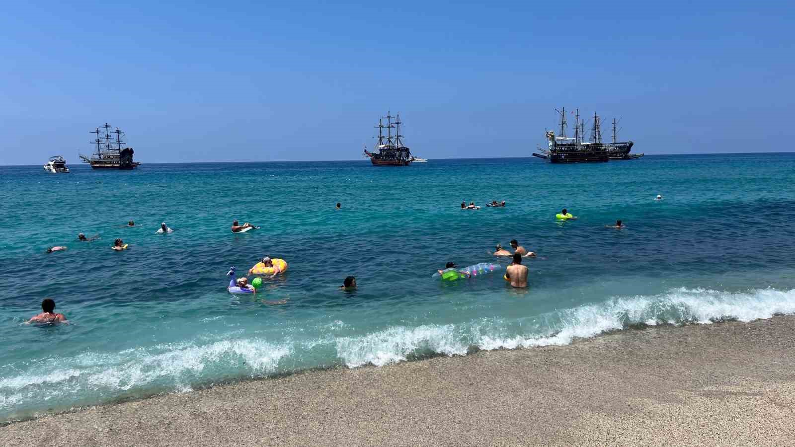 Alanya’da hava 33, deniz 29 dereceyi gördü, turistler denize koştu