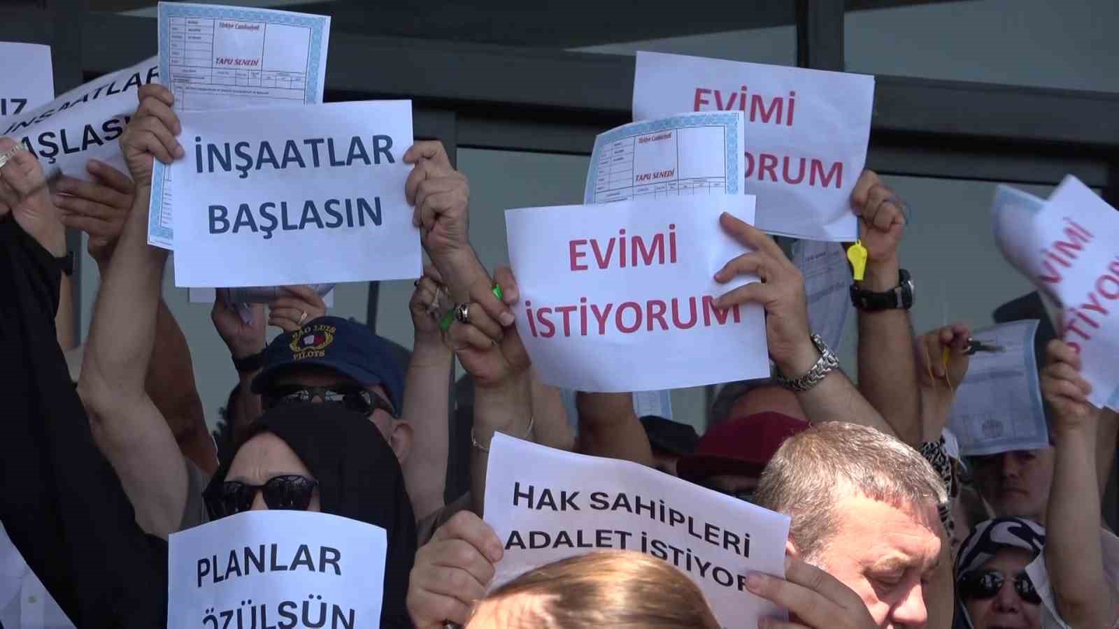 Atış Yapı mağdurları Downtown önünde toplandı: "Evimizi istiyoruz"