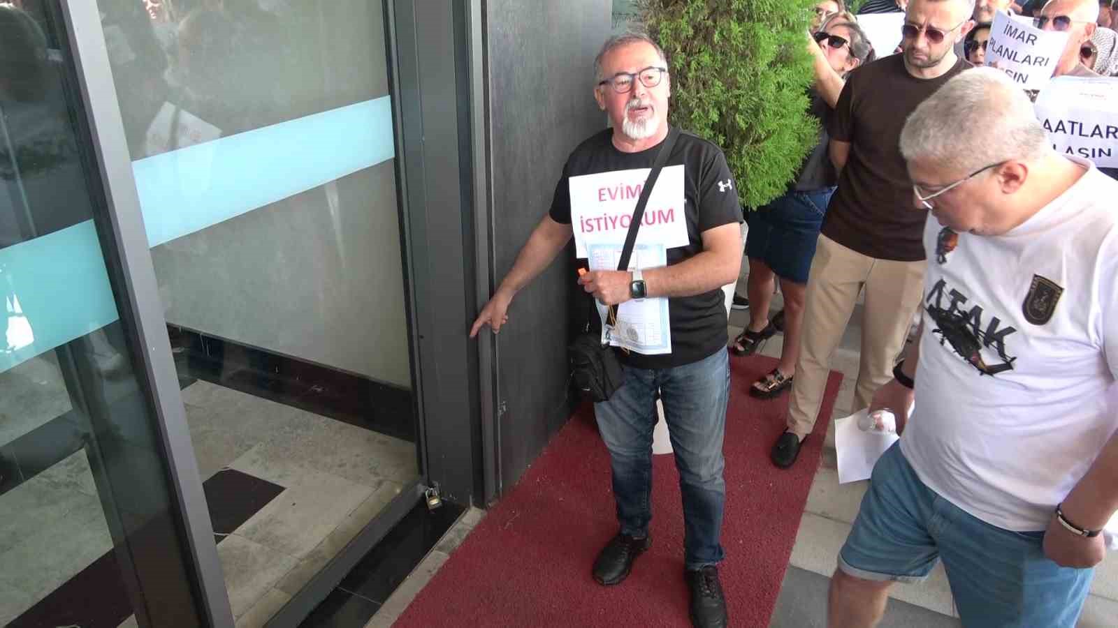 Atış Yapı mağdurları Downtown önünde toplandı: "Evimizi istiyoruz"