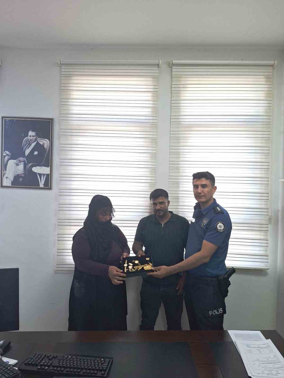 Muş’ta örnek davranış: Bulduğu ziynet eşyalarını sahibine ulaştırdı