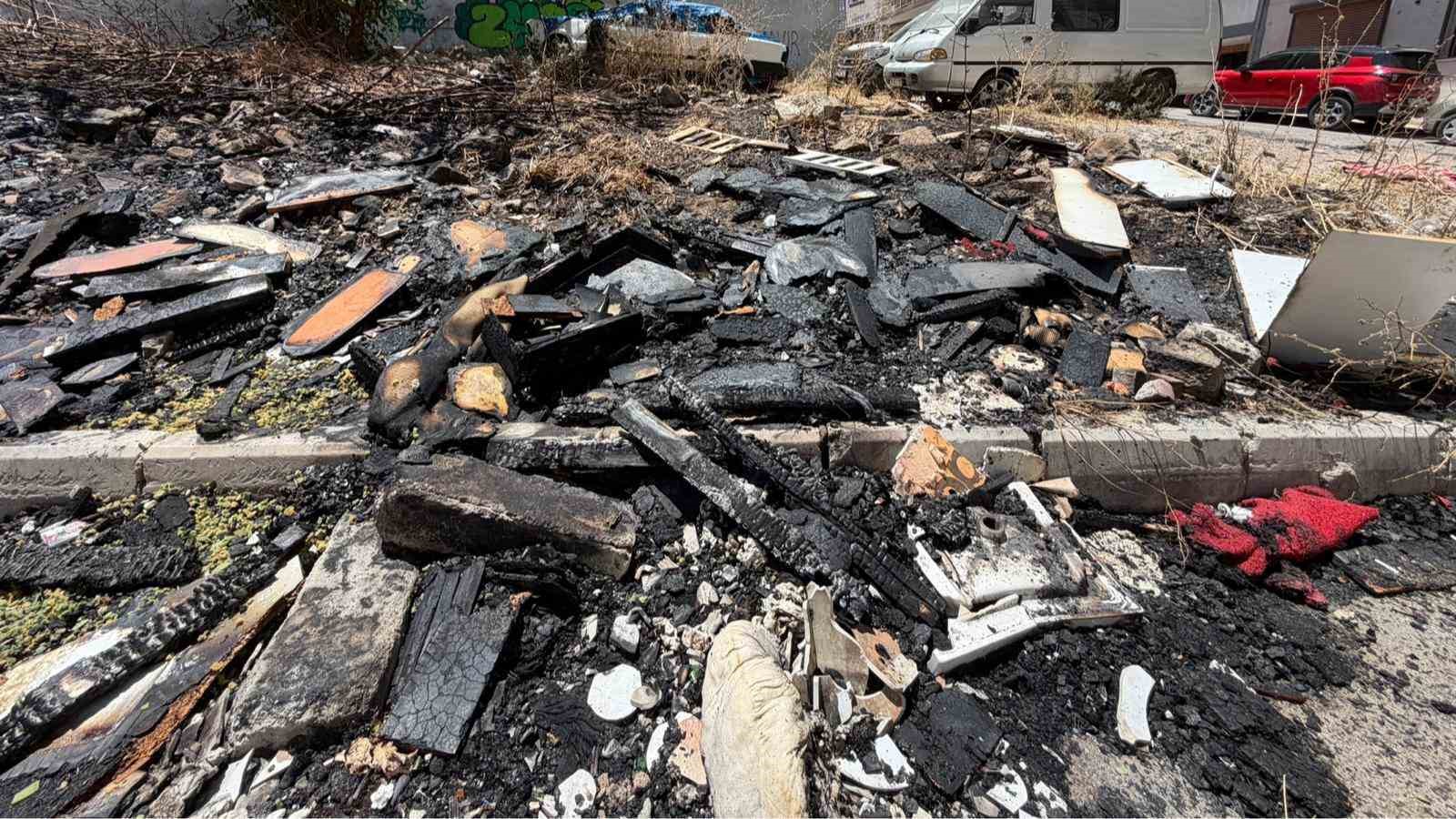 Çöplük alanda çıkan yangın otomobili küle çevirdi