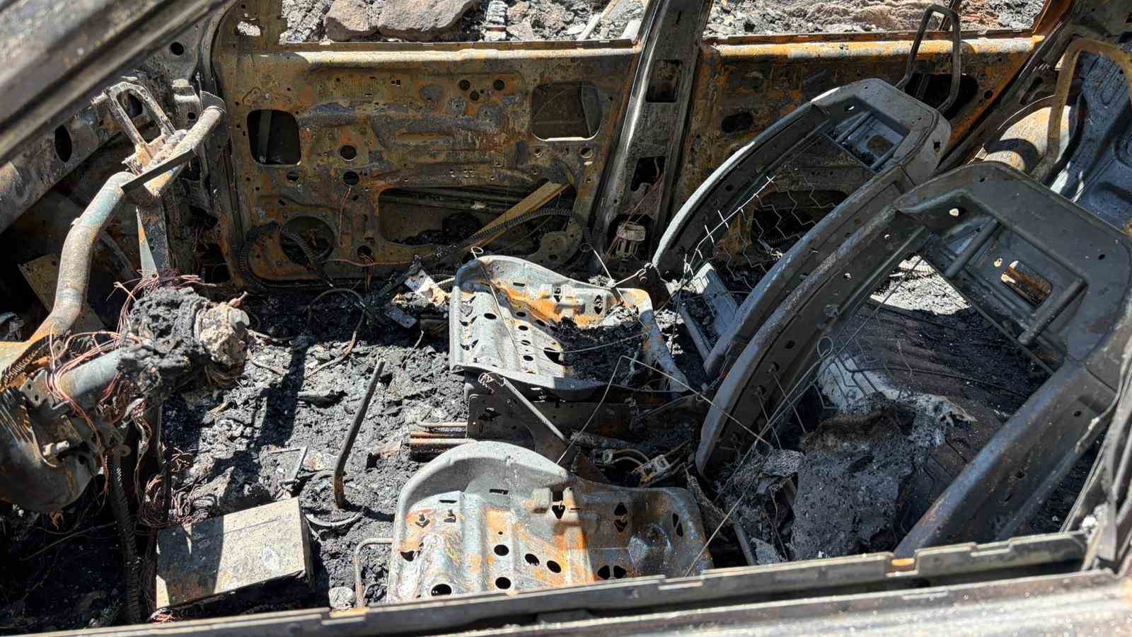 Çöplük alanda çıkan yangın otomobili küle çevirdi