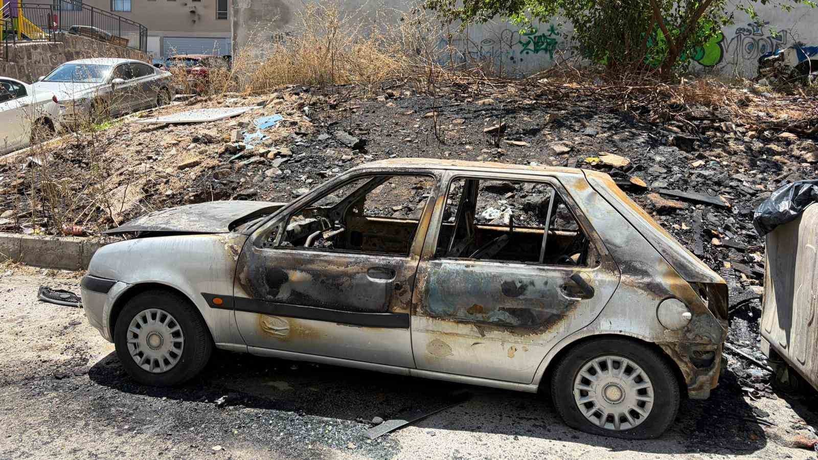 Çöplük alanda çıkan yangın otomobili küle çevirdi