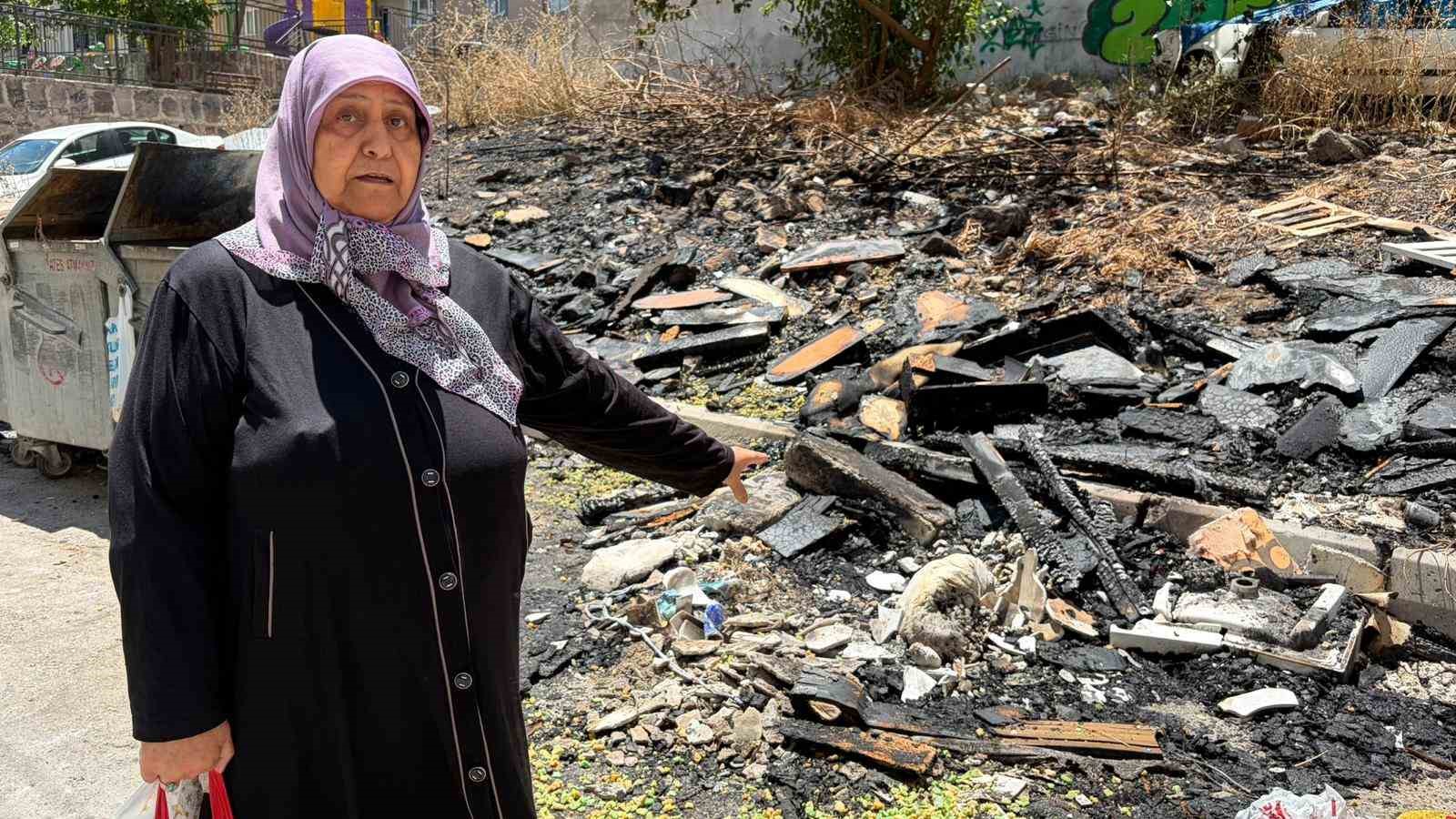 Çöplük alanda çıkan yangın otomobili küle çevirdi