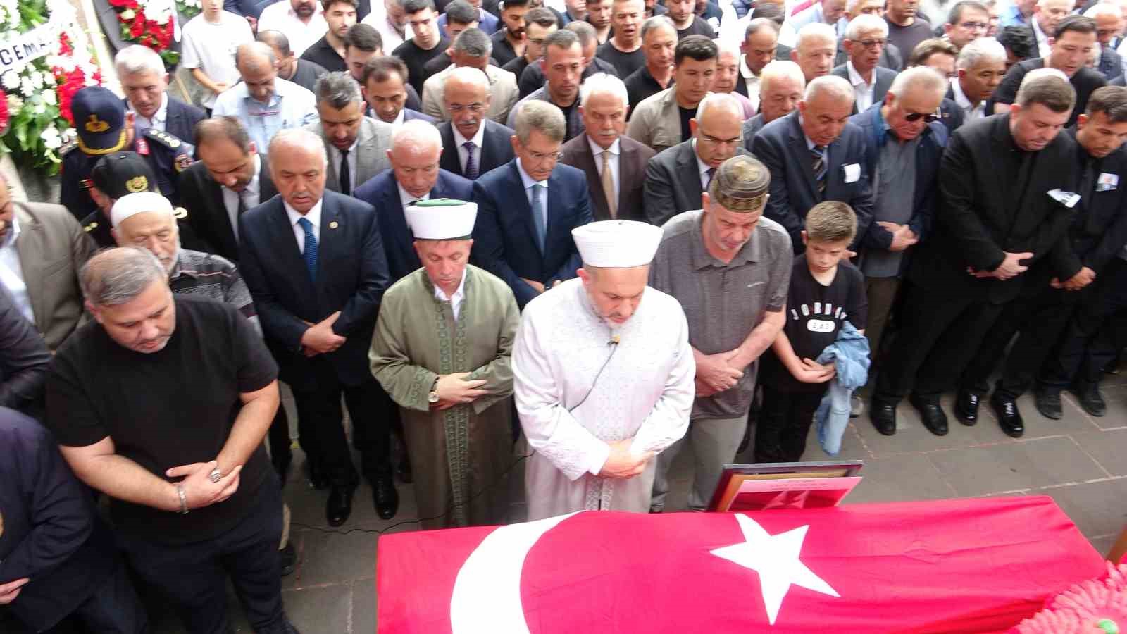 Devlet eski bakanlarından Dr. Burhan Kara son yolculuğuna uğurlandı