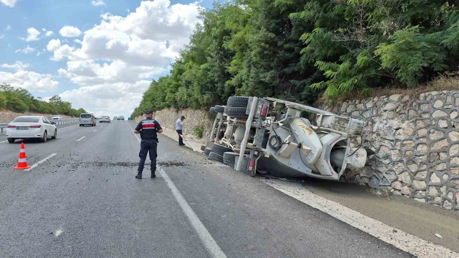 Beton mikseri devrildi: 1 ağır yaralı