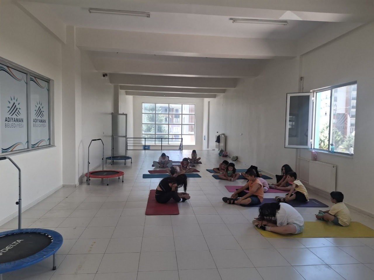 Çocuklar zumba ile hem eğleniyor hem spor yapıyor