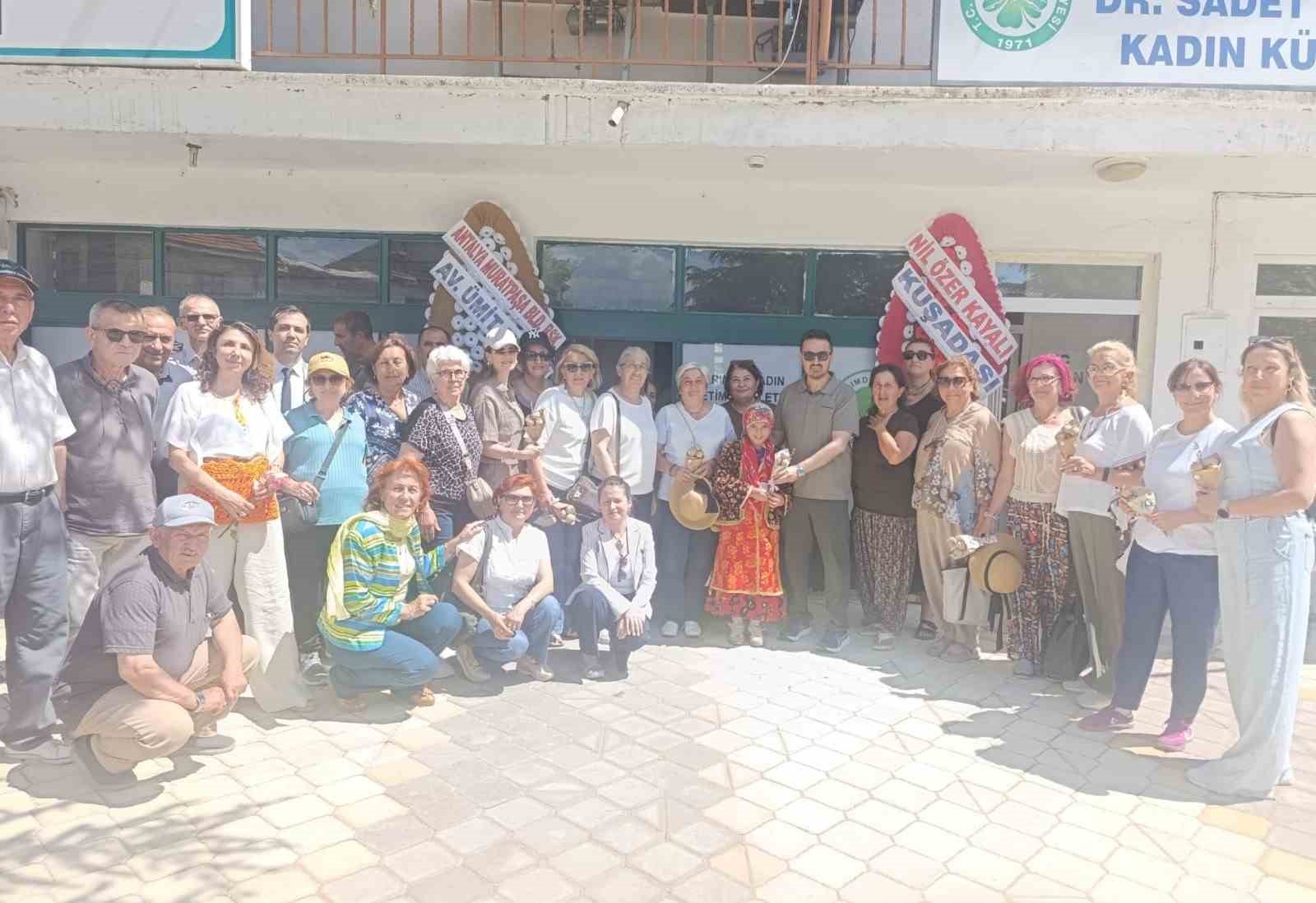 Kadın girişimciler Kuşadası’ndan Isparta’ya gidip haşhaş hasadı yaptı
