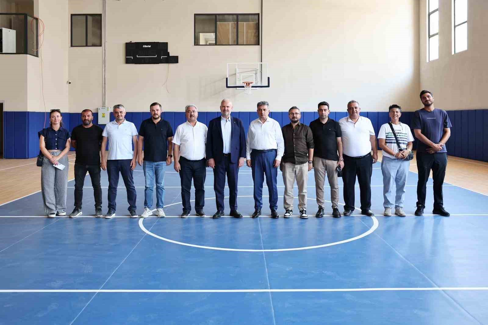 Menemen’de yapımı süren yeni gençlik merkezinde inceleme
