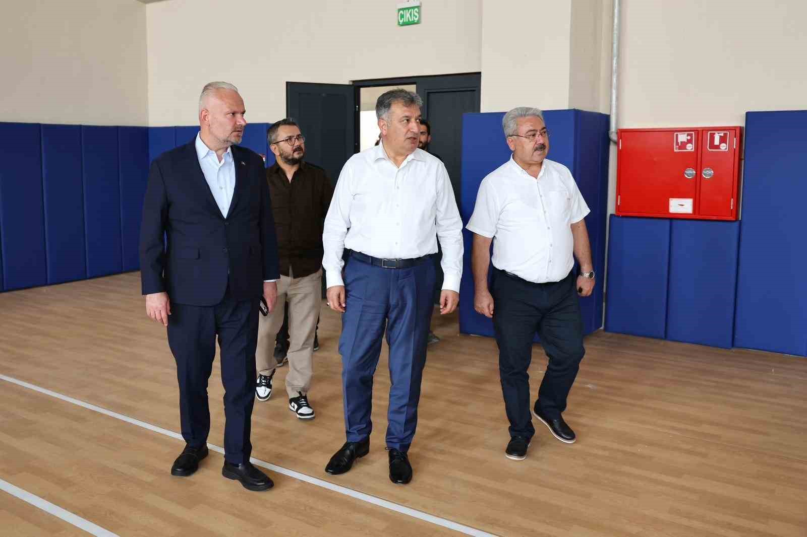 Menemen’de yapımı süren yeni gençlik merkezinde inceleme