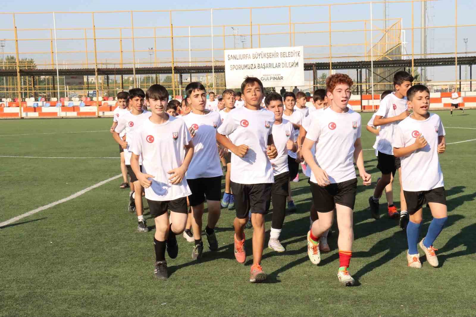 Şanlıurfa Büyükşehir Belediyesi binlerce çocuğu futbolla buluşturuyor