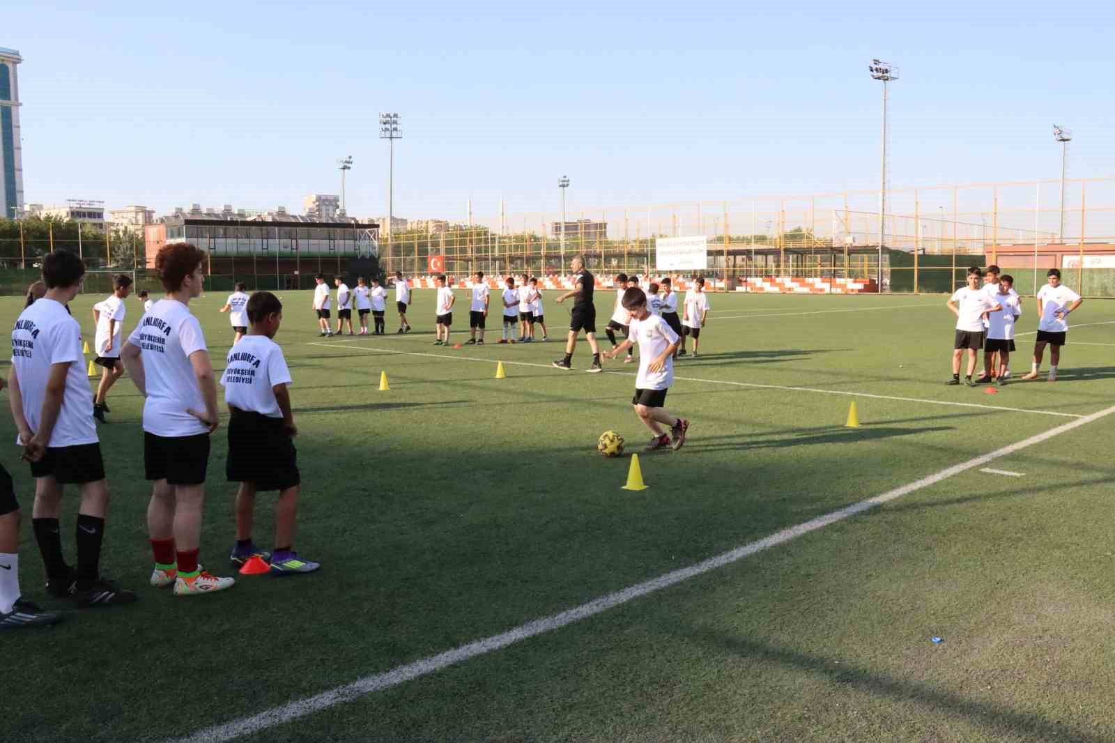 Şanlıurfa Büyükşehir Belediyesi binlerce çocuğu futbolla buluşturuyor
