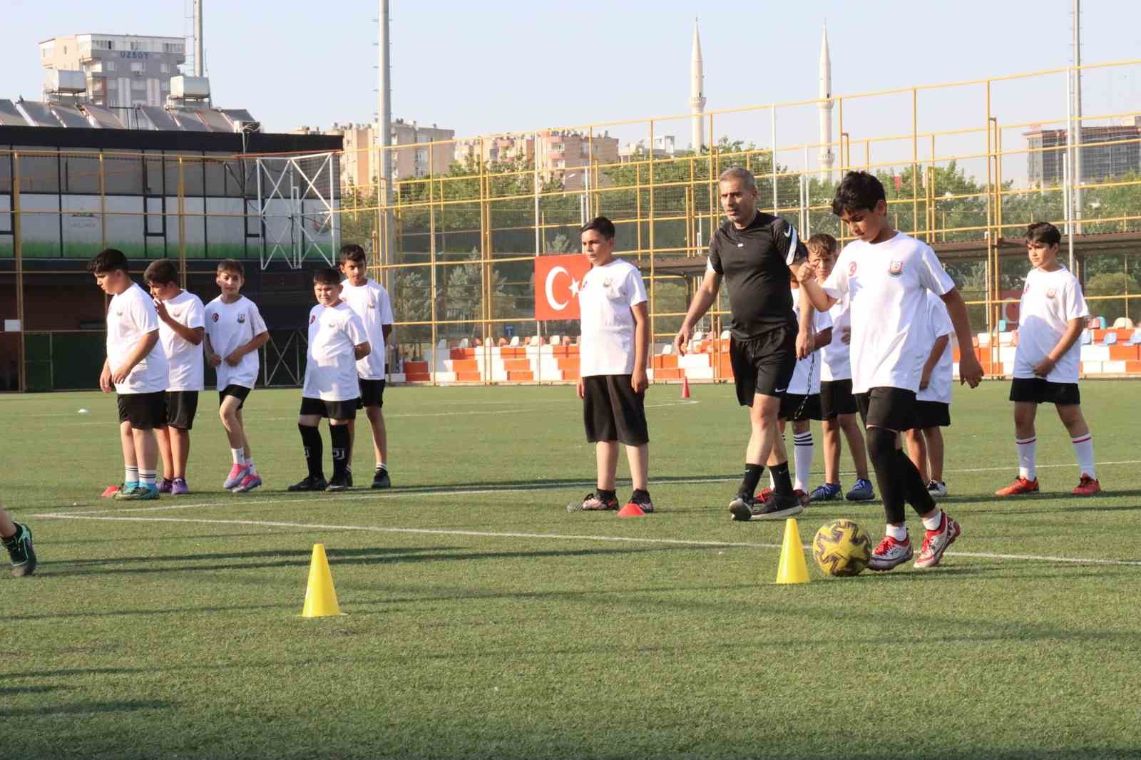 Şanlıurfa Büyükşehir Belediyesi binlerce çocuğu futbolla buluşturuyor