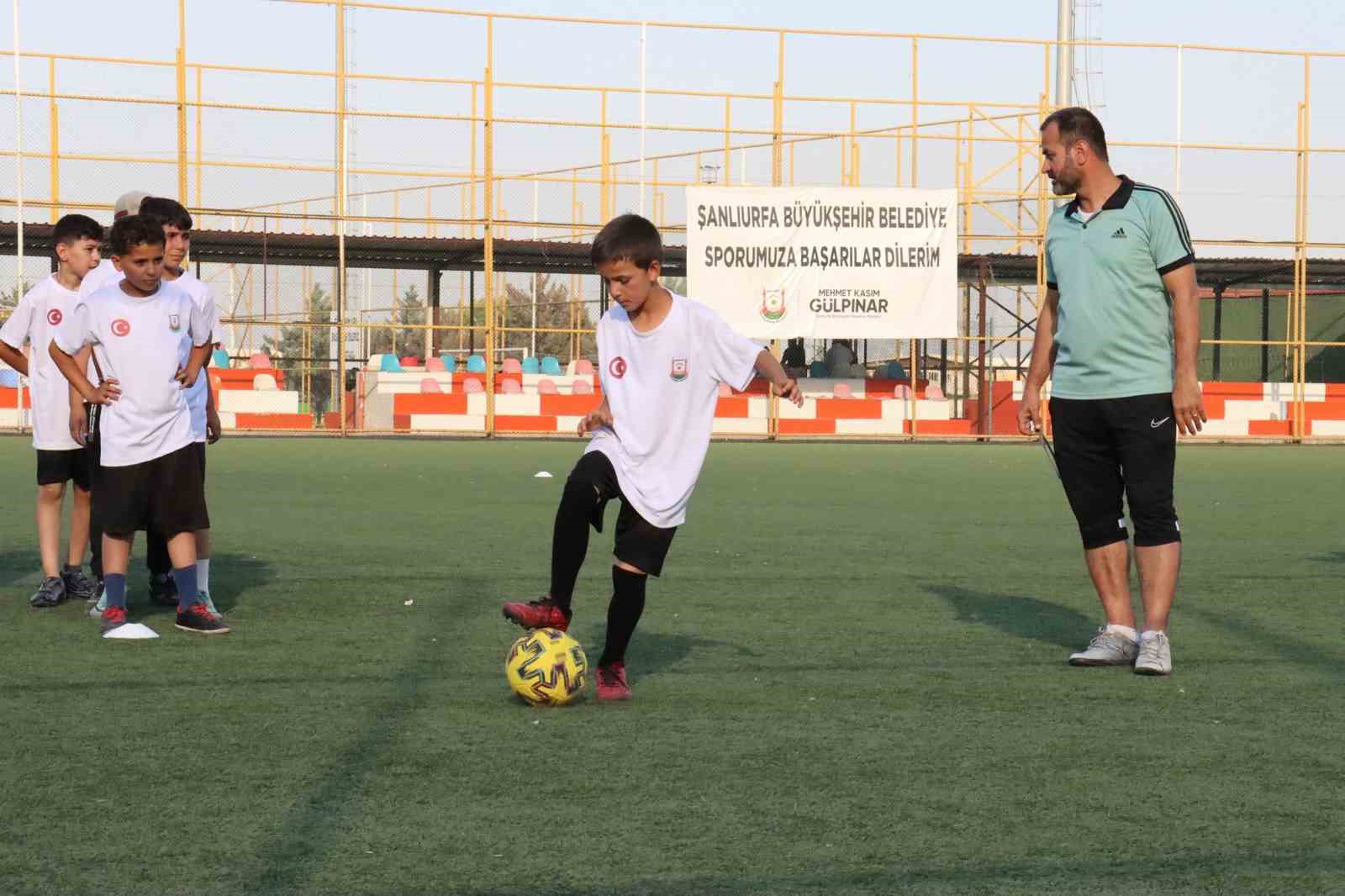 Şanlıurfa Büyükşehir Belediyesi binlerce çocuğu futbolla buluşturuyor