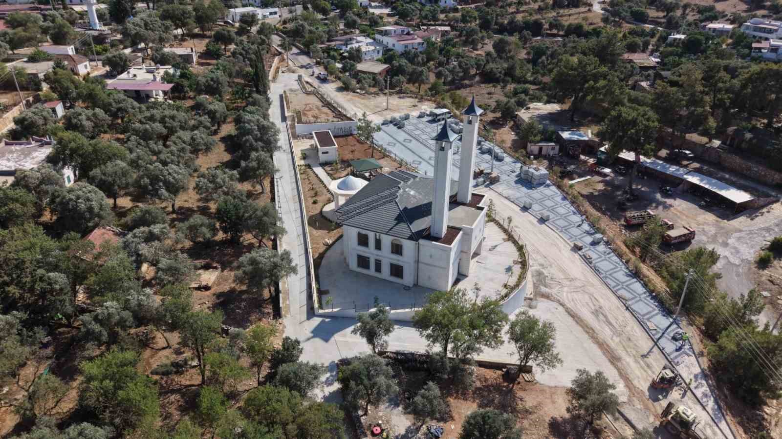 Çamlık Cami Önü Meydanı düzenleniyor