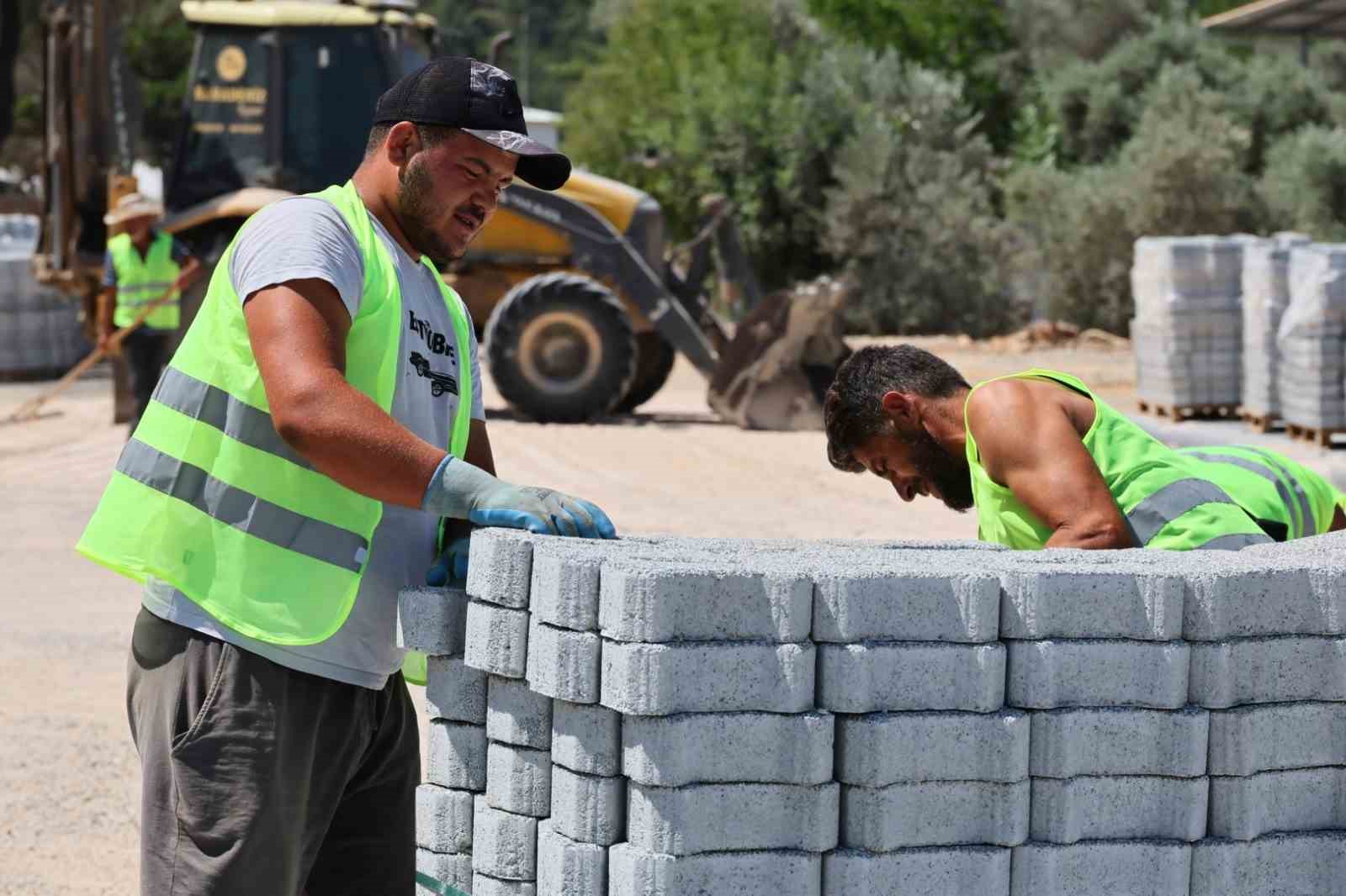 Çamlık Cami Önü Meydanı düzenleniyor