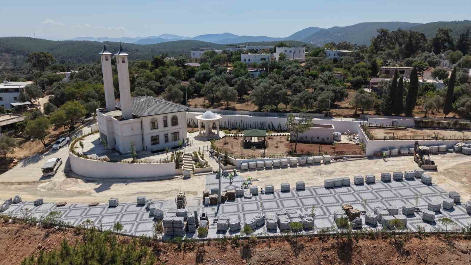 Çamlık Cami Önü Meydanı düzenleniyor