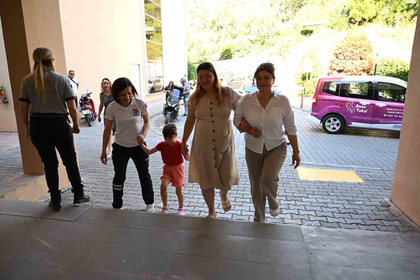 Kemer’de anne adaylarının yol arkadaşı: Anne Taksi