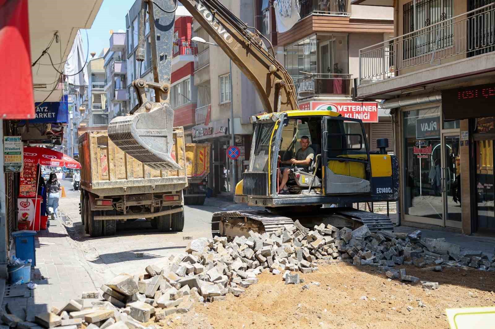 Efeler’de yol yenileme çalışmaları hız kesmiyor
