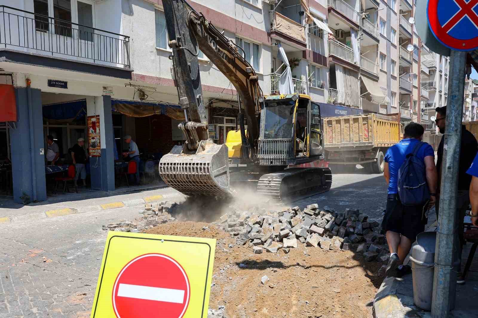 Efeler’de yol yenileme çalışmaları hız kesmiyor